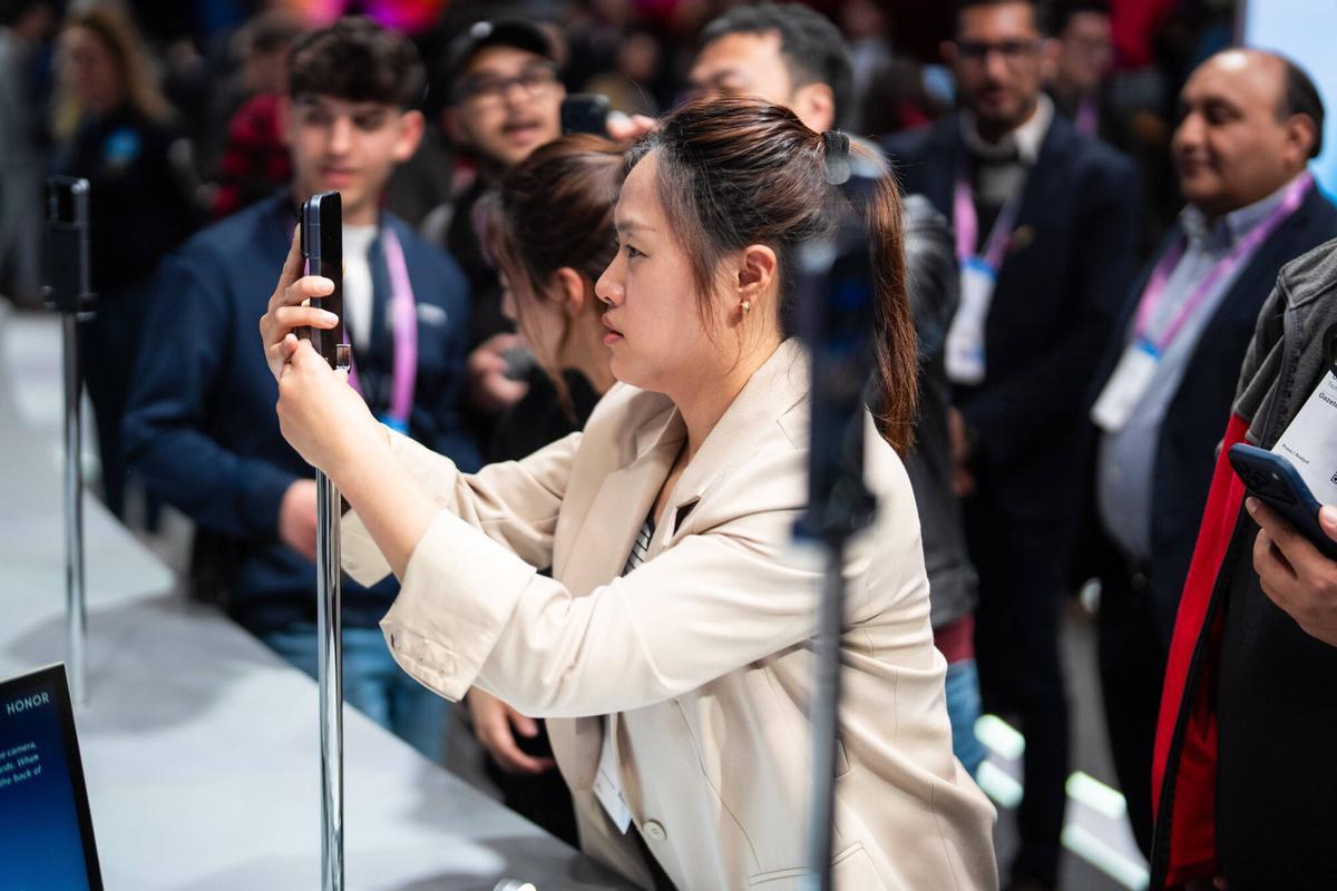 L´Hospitalet de Llobregat. 02/03/2026 Sociedad. Ambiente en la zona de Honor. Ambiente el primer dia de el Mobile World Congress 2026 en la fira de Hospitalet. Foto: Zowy Voeten / El Periódico.