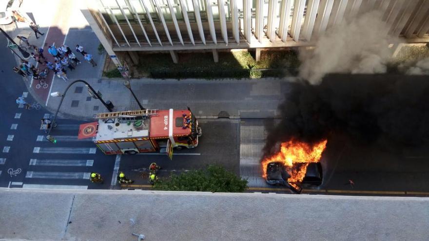 Una conductora sale ilesa tras arder su coche