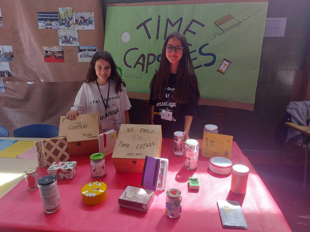 Saray Oyo y Ana Maza, en el puesto de Inglés.