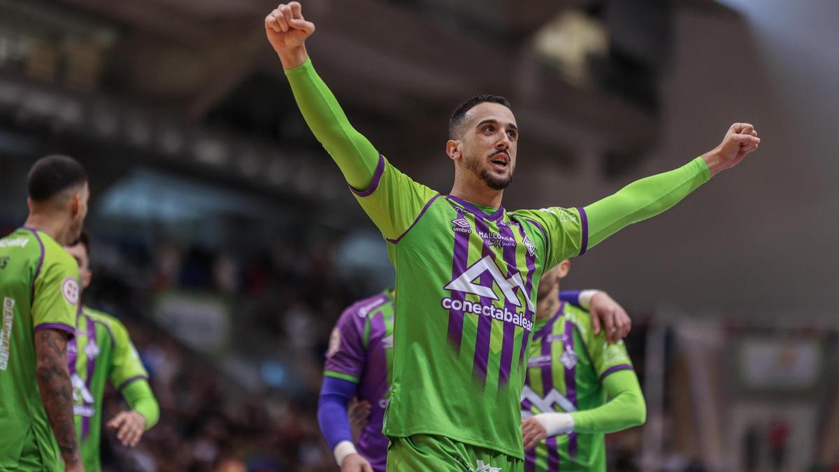 Piqueras celebra un gol en Son Moix