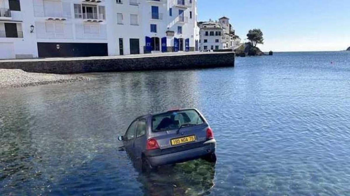 Un Renault Twingo ha aparegut mig enfonsat a la platja d'Es Poal de Cadaqués.