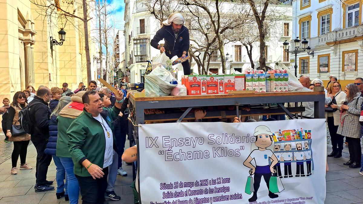 Los costaleros recogen alimentos en la plaza López de Ayala.