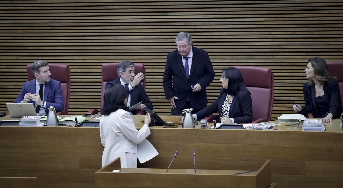 El letrado de las Corts habla con la presidenta y el vicepresidente del parlamento, este miércoles.