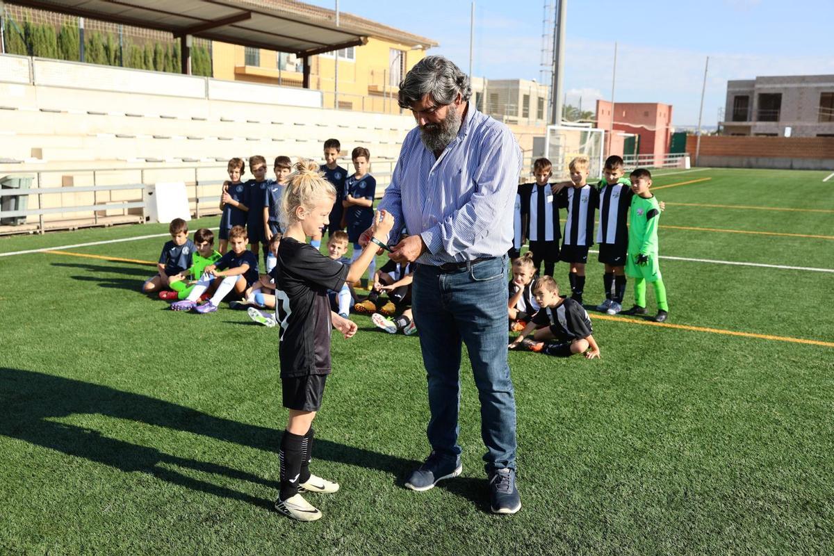 Pedro Bestard, junto a los jugadores del Pla de na Tesa.