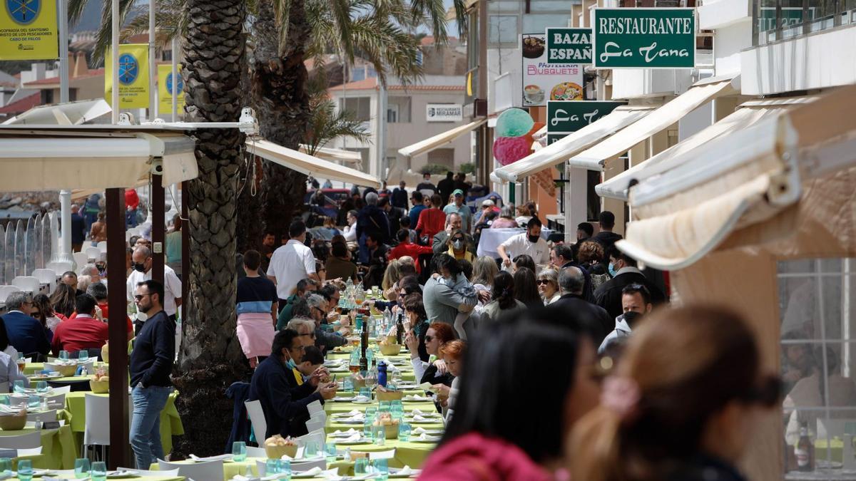 Los festivos de Semana Santa dan oxígeno a los hosteleros de las playas