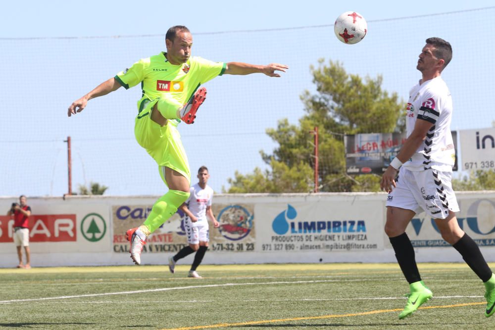 El Elche sufre para ganar y llega al derbi copero como líder