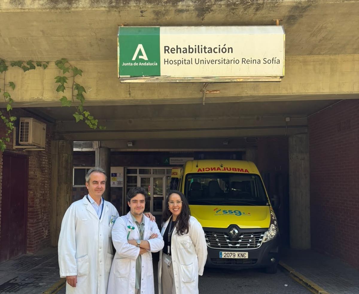 Javier Muñoz, con sus tutores Jesús González y María Luisa León.