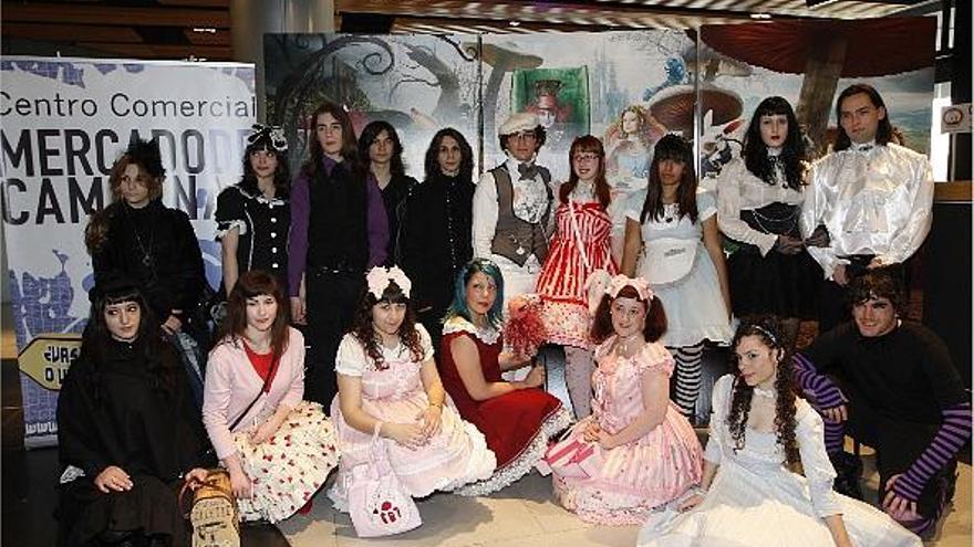 El grupo de lolitas y góticos posa junto.