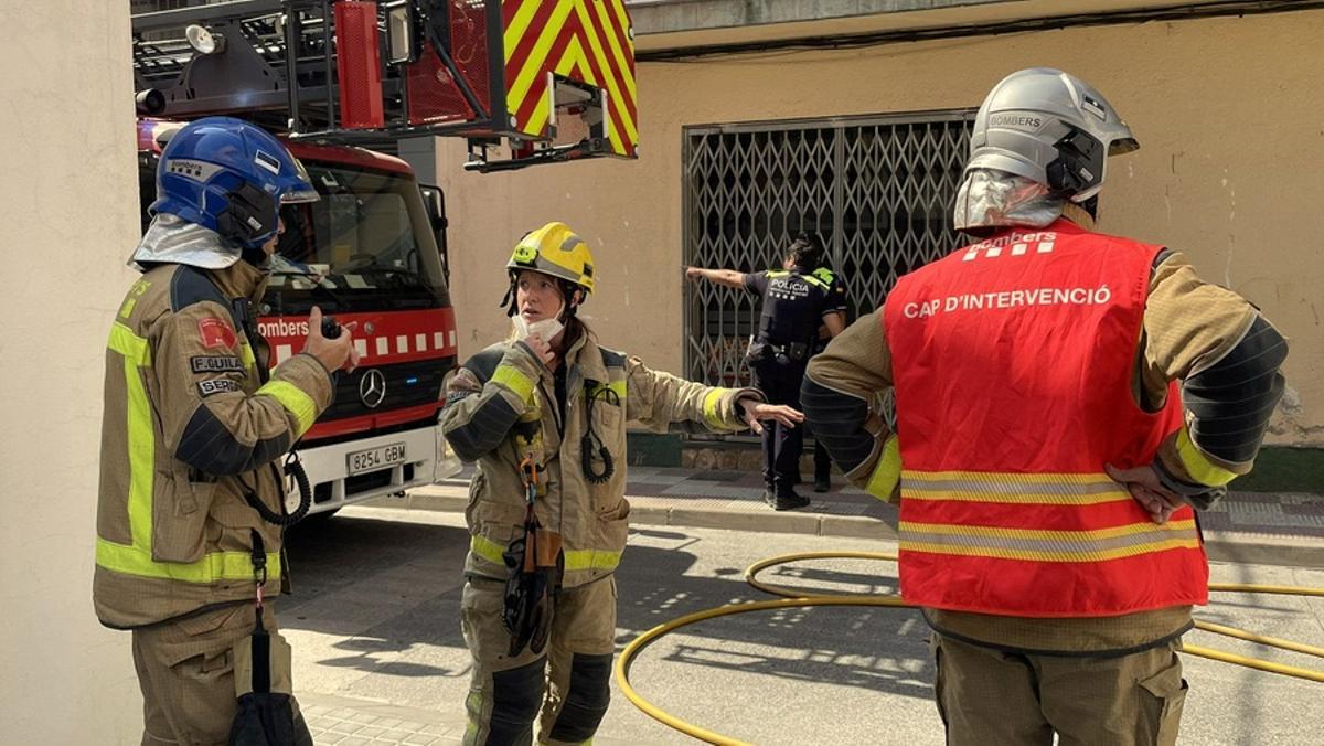 Les imatges de l'incendi d'una habitació en un edifici de cinc plantes al centre de Blanes