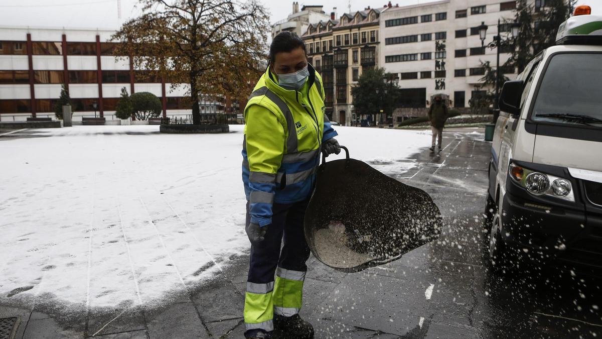 Oviedo amanece cubierta por un manto blanco tras la llegada de la borrasca "Filomena"