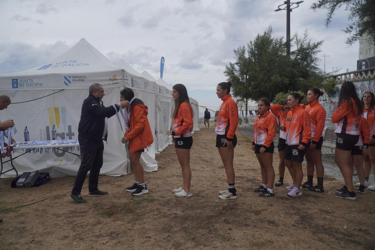 El CR Cabo da Cruz, en la categoría masculina, y el CR Salgado-Perillo, en la femenina resultaron ganadores del Trofeo Teresa Herrera de Traineras disputado este fin de semana en la ensenada del Orzán. El CR Cabo da Cruz, en la categoría masculina, y el CR Salgado-Perillo, en la femenina resultaron ganadores del Trofeo Teresa Herrera de Traineras disputado este fin de semana en la ensenada del Orzán.