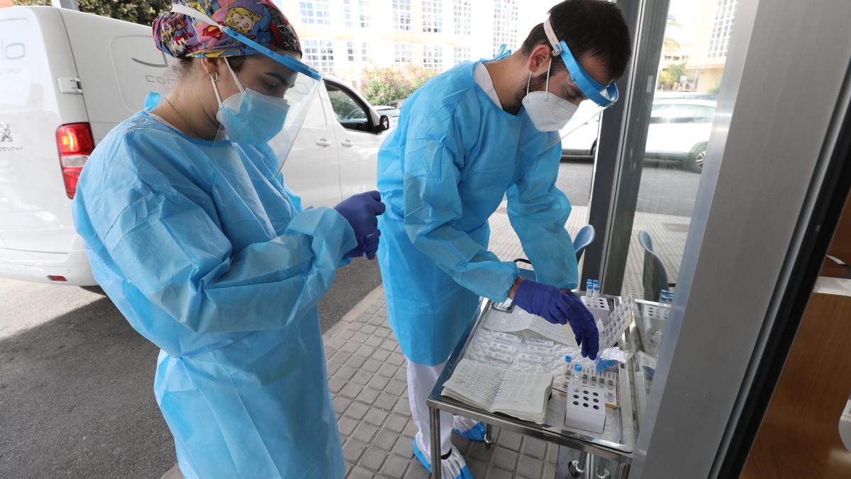 Realización de pruebas de detección del virus en el centro de salud de Altabix, en Elche