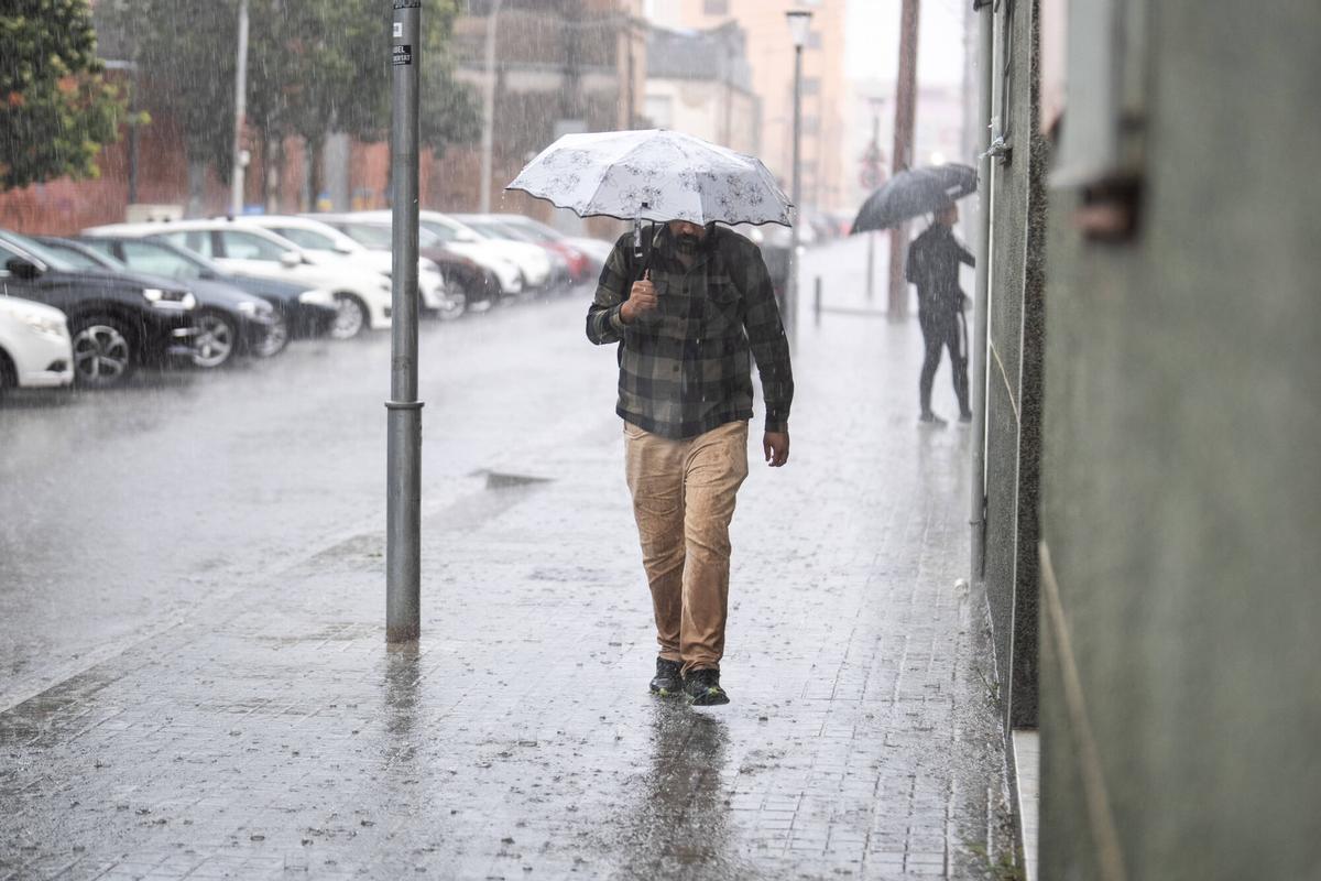 Catalunya activa avisos per fortes ratxes de vent i pluges torrencials davant un divendres en què també s’espera una baixada de les temperatures