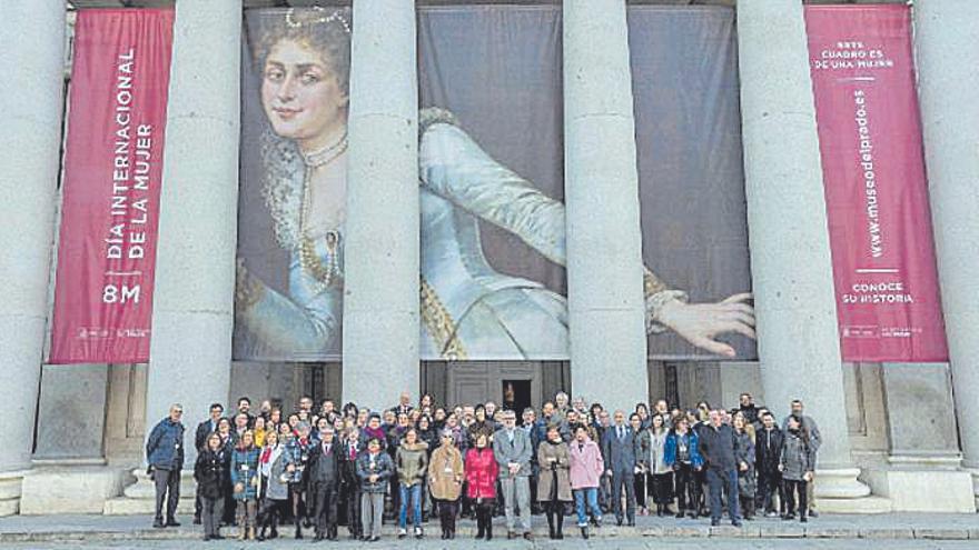 Empleados y directivos del Prado, bajo la lona colgada en la fachada con motivo del Día Internacional de la Mujer.