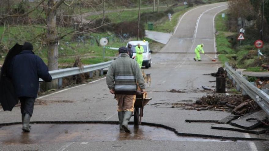 El agua del río Aliste arranca parte de la capa de rodadura del puente de Domez de Alba.