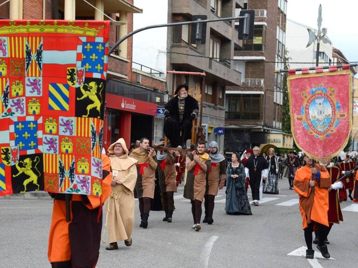 Imagen de un desfile de las rutas del emperador, en La Vera.