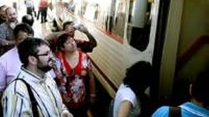 Casco viaja en tren para defender el transporte público en la región