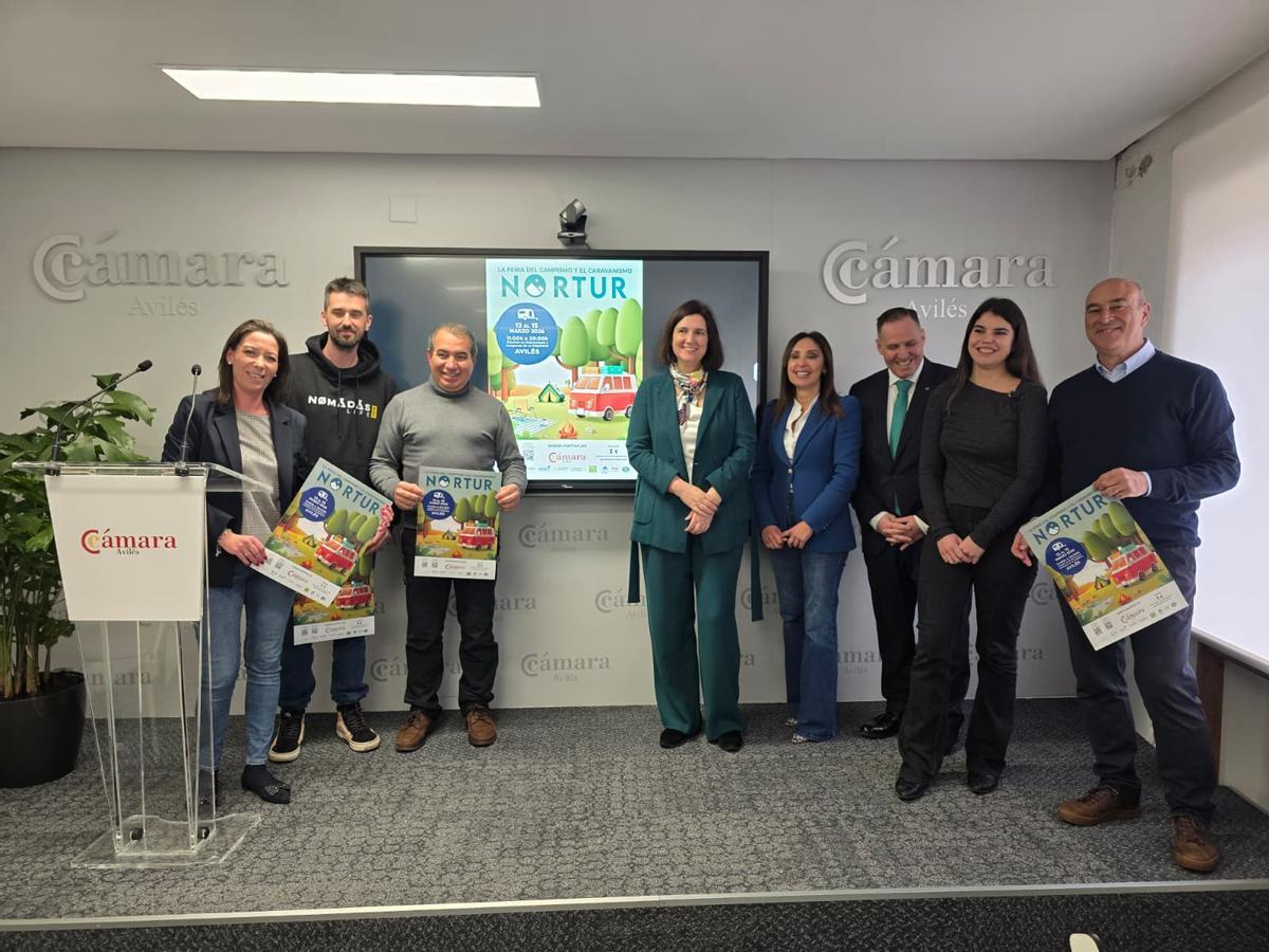 De izquierda a derecha, la responsable de Ferias de la Cámara, Laura Gancedo; el gerente de Nomadas Life, Daniel Martínez; el vicepresidente de ATAYA, Juan Carlos Menéndez; la presidenta de la Asociación de Campings de Asturias, Laura Arias; la presidenta de la Promoción Económica de la Cámara, Mónica Blanco; el vicepresidente segundo de la Cámara y director de Zona de Caja Rural de Asturias, José Manuel Vega; la concejala de Turismo, Raquel Ruíz; y el presidente de ARCA, Jaime García.