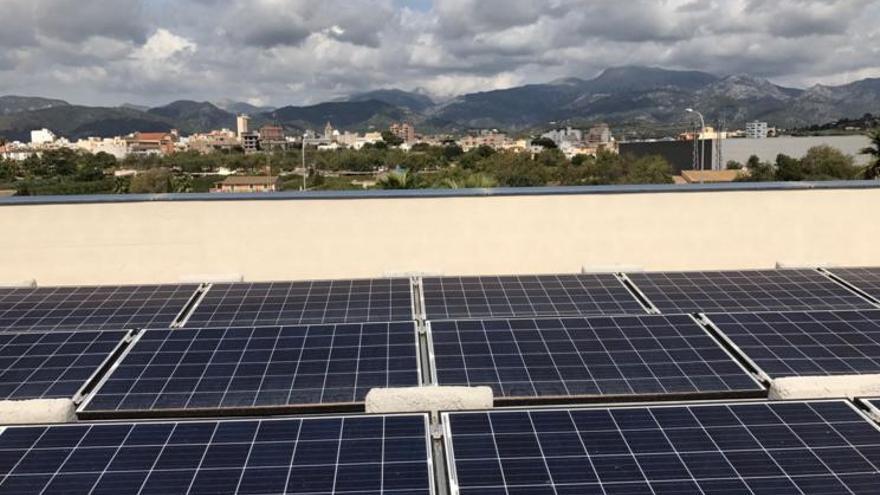 Photovoltaikanlage auf dem Dach des Krankenhauses von Inca.