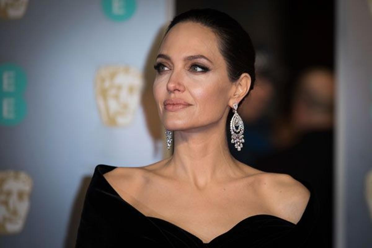 Angelina Jolie en los Premios Bafta 2018: detalle de los pendientes joya