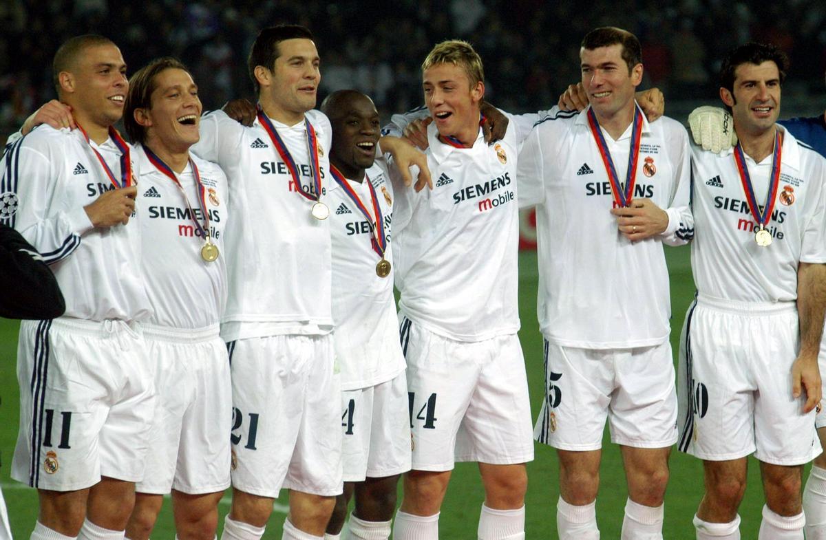Los jugadores del Real Madrid posan con las medallas que les acreditan como ganadores de la Intercontintental de 2002.