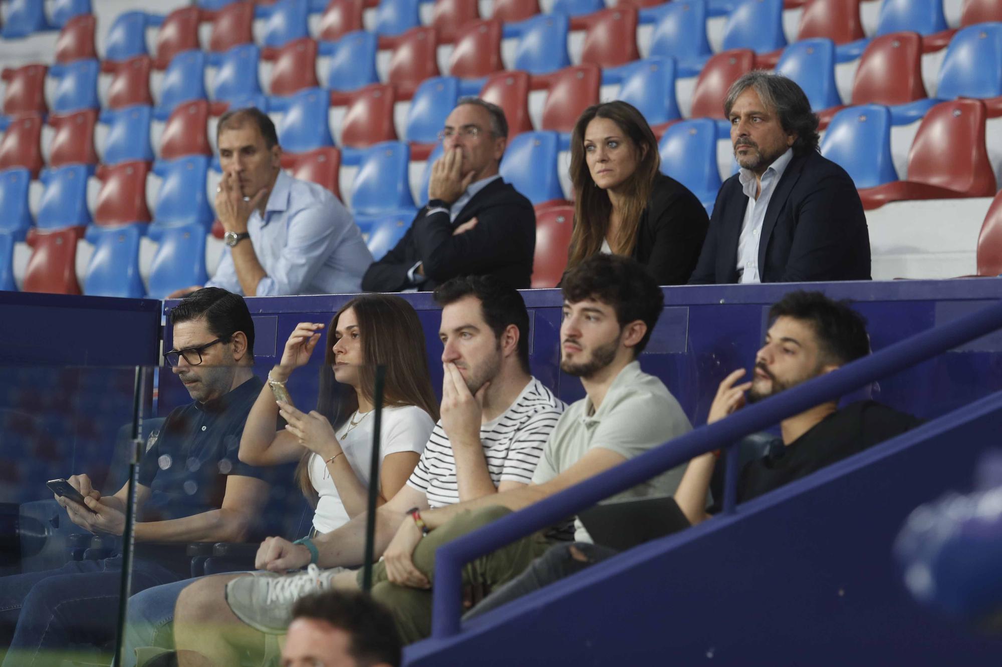 El Levante UD Iza la bandera con las peñas levantinistas