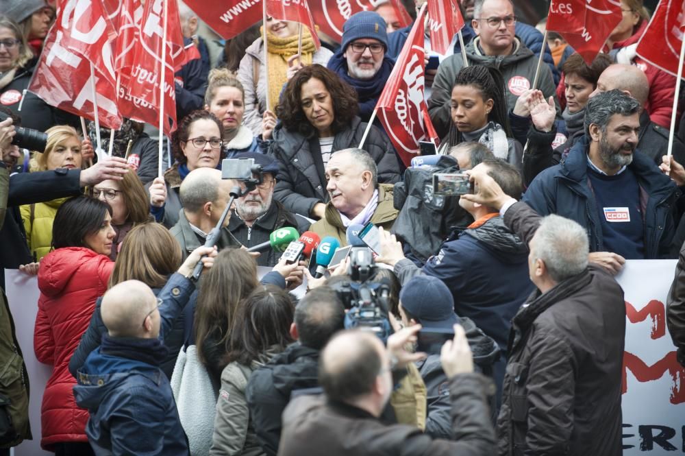 Bajo la consigna No al despido por enfermedad, el secretario general de UGT, Pepe Álvarez, ha participado en la protesta de A Coruña.