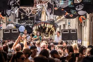 Gràcia s’omple de color i visitants en unes festes marcades per la creativitat i les aglomeracions