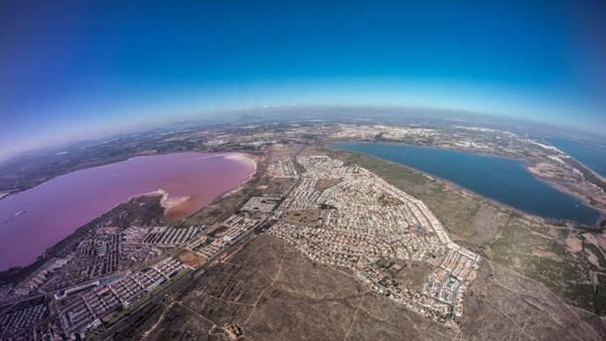 Lagunas de Torrevieja, a la izquierda, y La Mata, a la derecha.