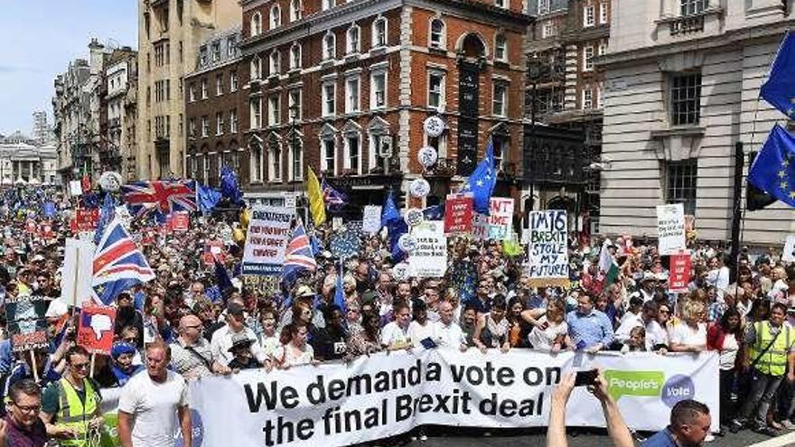 La protesta por un segundo referéndum, ayer, en Londres. // Efe