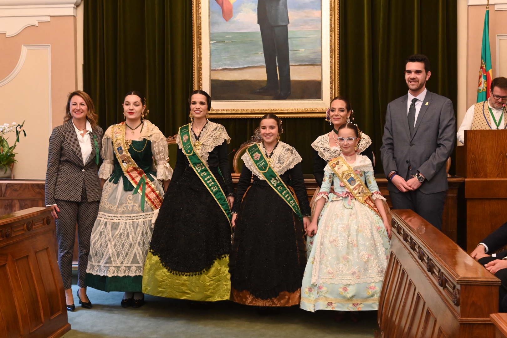 Galería de imágenes: Recepción de las reinas de los pueblos en el Ayuntamiento de Castelló