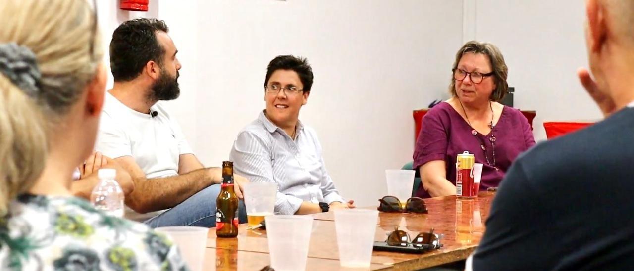 Alberto Mayoral, vicesecretario del PSOE de Córdoba, Mari Fe Muñoz, alcaldesa de Fuente Tojar y Janette Hibbert, en una reunión informal en la sede local de los socialistas.