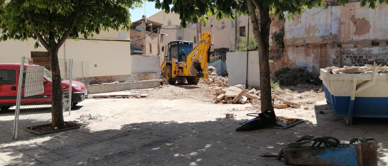 Màquines iniciant els treballs d’enderroc de la plaça d’Àngel Guimerà de la Coromina