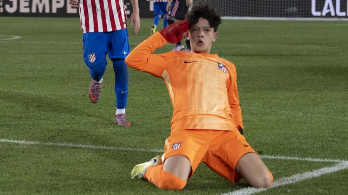 Iñigo, guardameta colchonero, marcó un gol de campo a campo