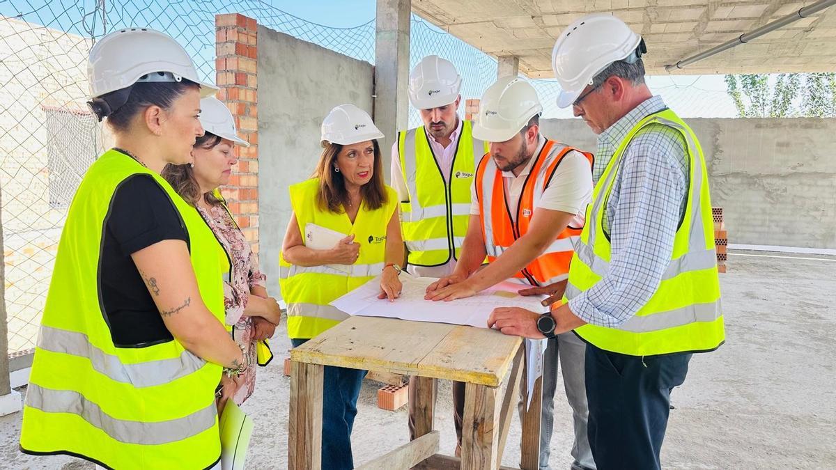 La delegada de Salud, durante su visita a las obras del centro de salud de Villanueva de Córdoba.