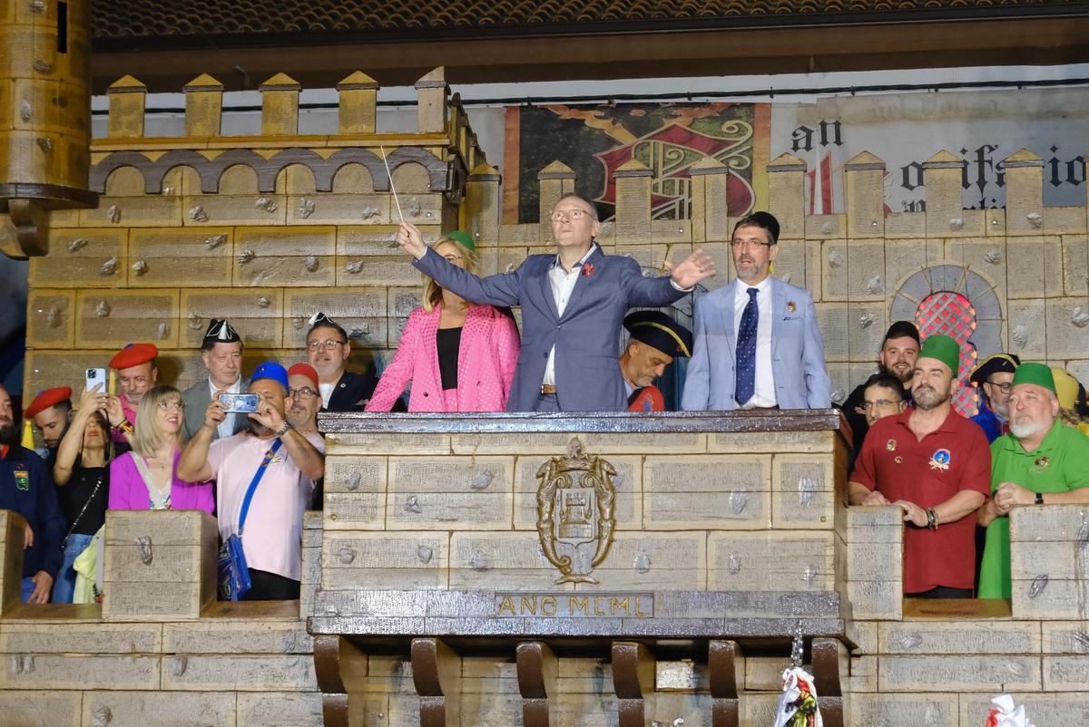 Ambientazo en el Pasodoble Petrel en el comienzo de las fiestas Ambientazo en el Pasodoble Petrel en el comienzo de las fiestas