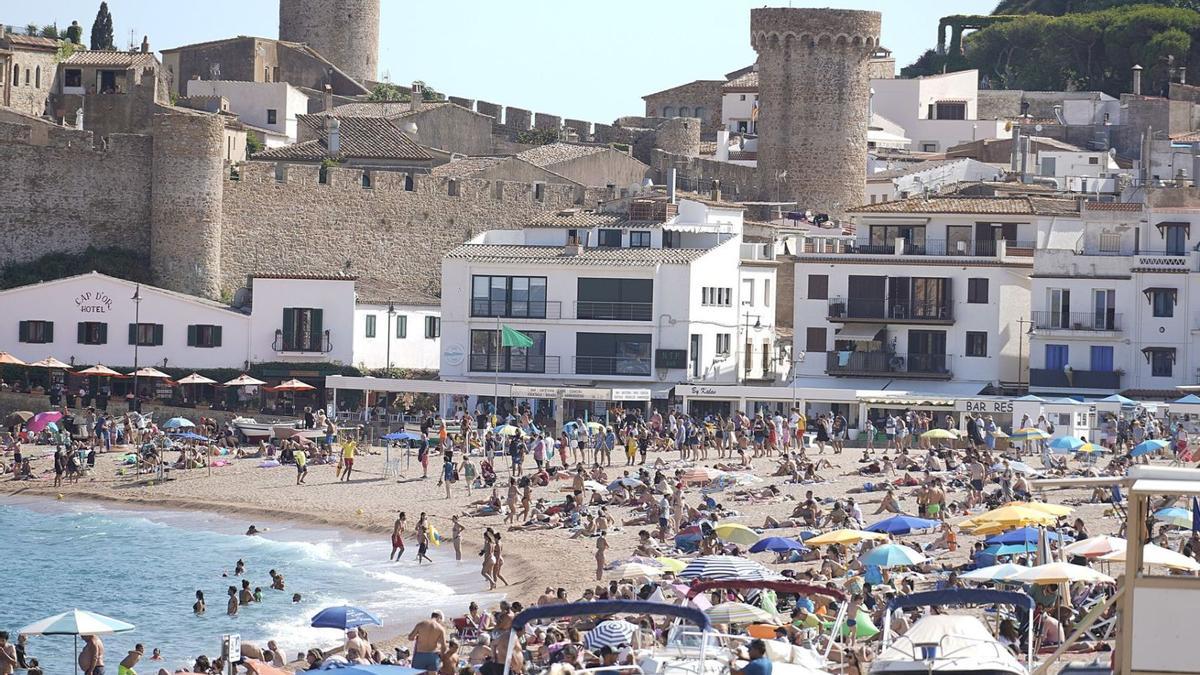 La platja de Tossa de Mar, plena de de gent, l’estiu passat.  | MARC MARTÍ