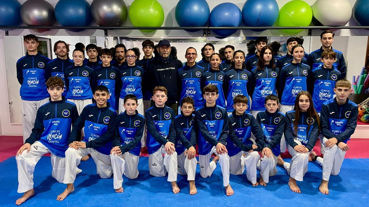 Imagen del Club Blas López TKD Clínicas Rincón Dental junto a Manolo Rincón.