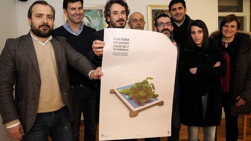 Misha Bies Golas presentó el cartel ayer rodeado de miembros del gobierno. // Bernabé/Javier Lalín