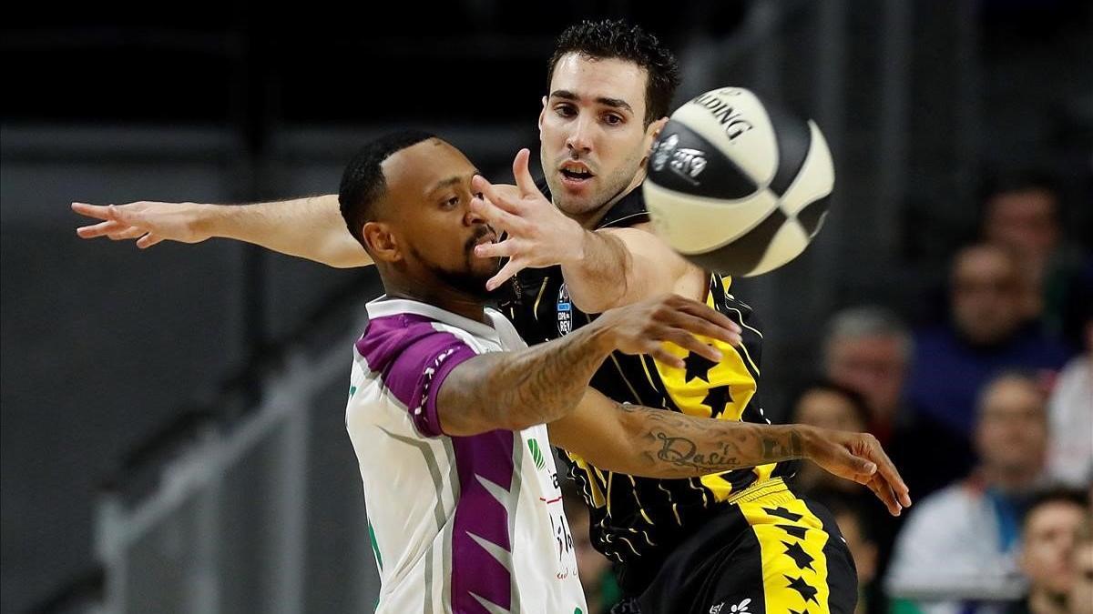 El base de Unicaja Ryan Boatright lucha con Ferran Bassas en una accion del partido