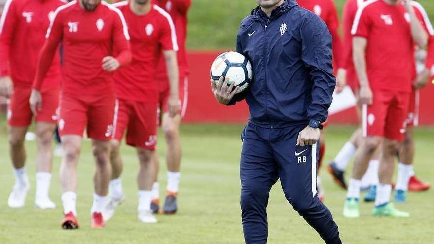 Baraja, en un momento del entrenamiento de ayer en Mareo.