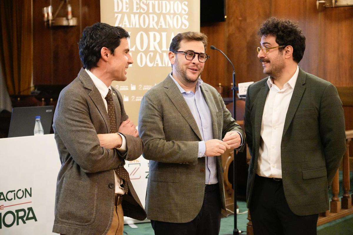 El experto conserva con el director del IEZ Florián de Ocampo, Marco Antonio Martín y con el diputdado de Cultura, Víctor López.