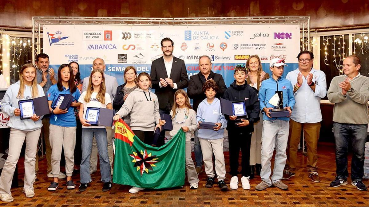 Foto de familia de premiados y autoridades.