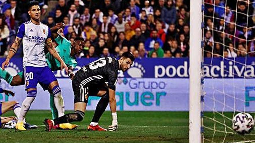 Vinicius fent el tercer gol del Reial Madrid a Saragossa.