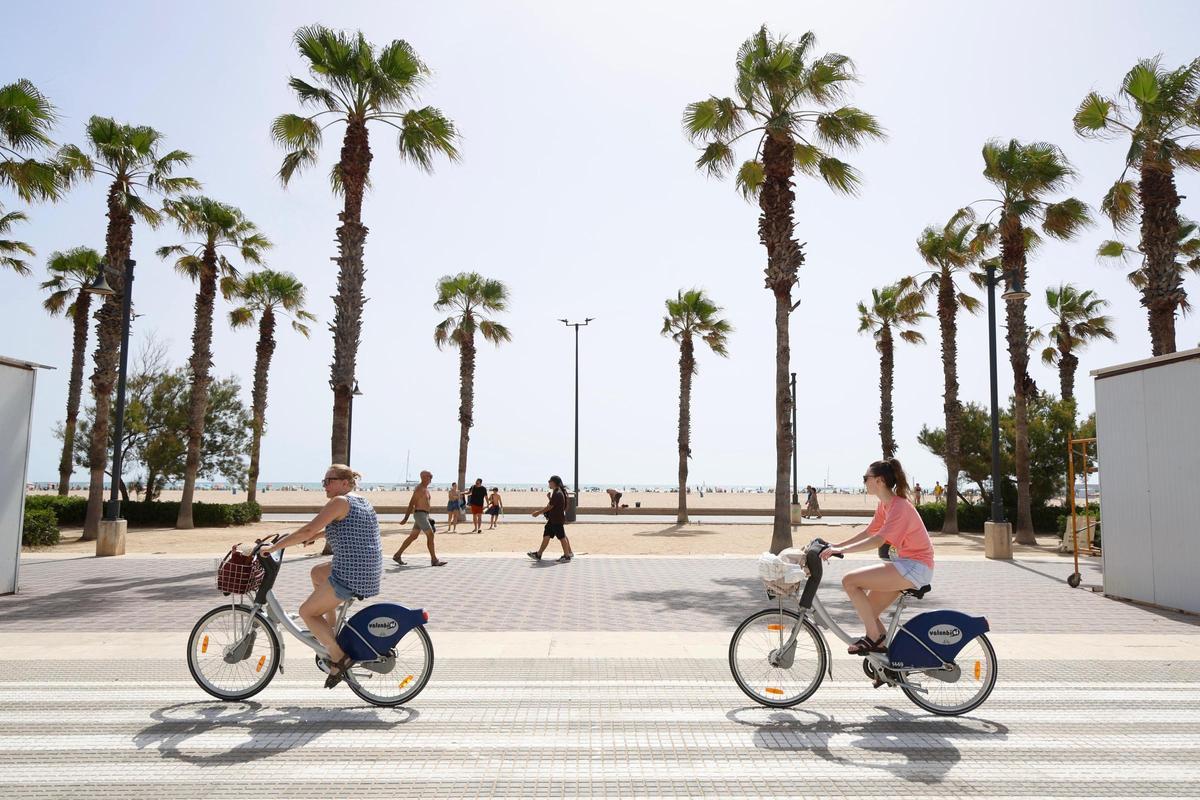 Las playas de València se llenan ante las altas temperaturas