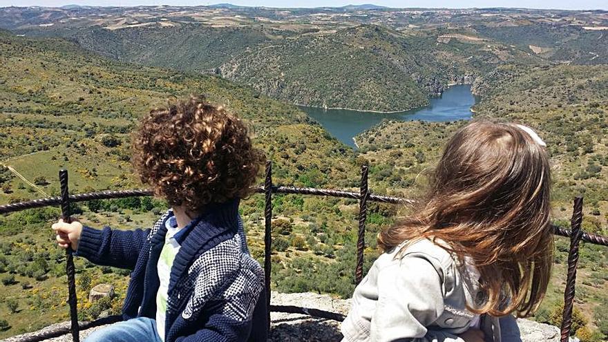 Un niño y una niña en un mirador de Fermoselle. | Cedida