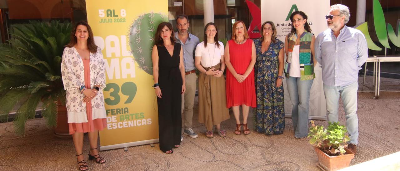Autoridades y organizadores, ante el cartel de la 39 edición de la Feria de Teatro de Palma del Río.