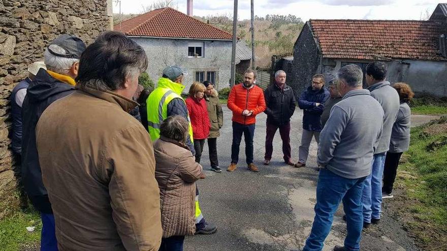 Rafael Cuíña y Miguel Medela, durante la reunión con los vecinos de Ramil.