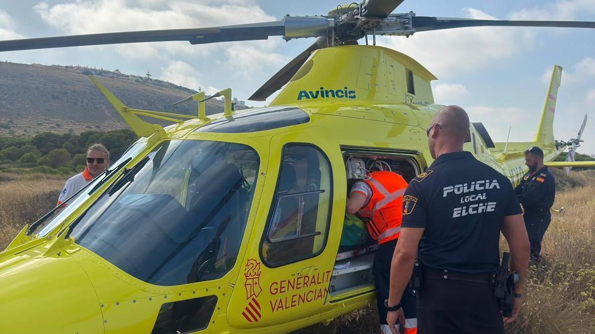El gesto de un policía fuera de servicio con un parapentista herido en el Carabassí de Elche