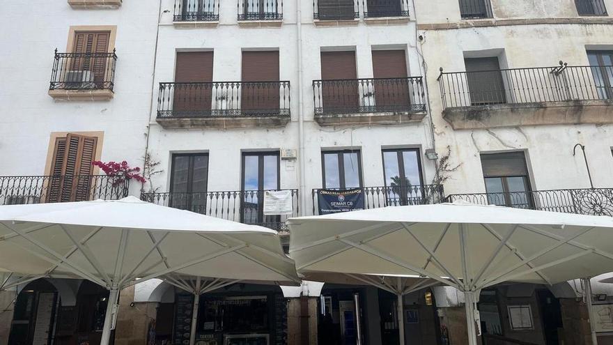 Un edificio entero de tres plantas en plena plaza Mayor de Cáceres se transforma en seis apartamentos turísticos